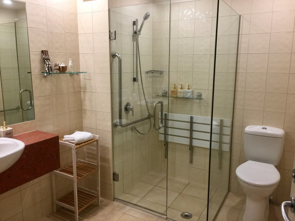 Browns Boutique Hotel room1 bathroom